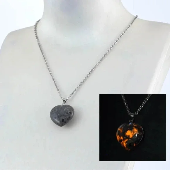Natural Yooperlite Heart Shape Pendant Necklace 24" In Silver Plate - Picture 8 of 9
